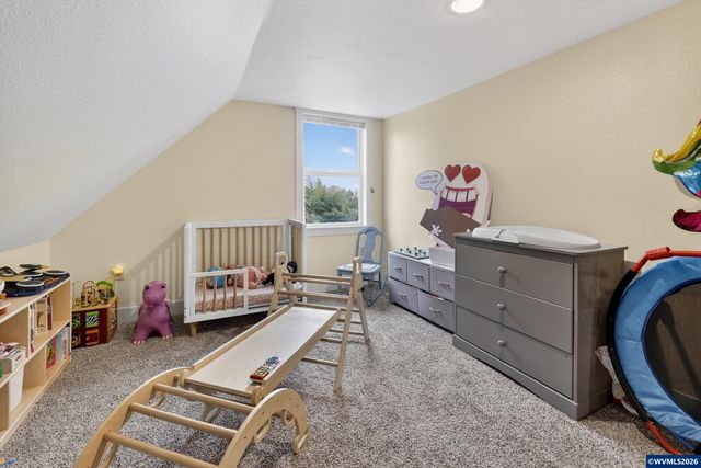 352 21st Av NE, Salem, OR 97301