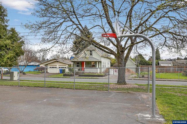 352 21st Av NE, Salem, OR 97301