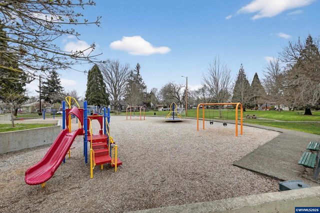 352 21st Av NE, Salem, OR 97301