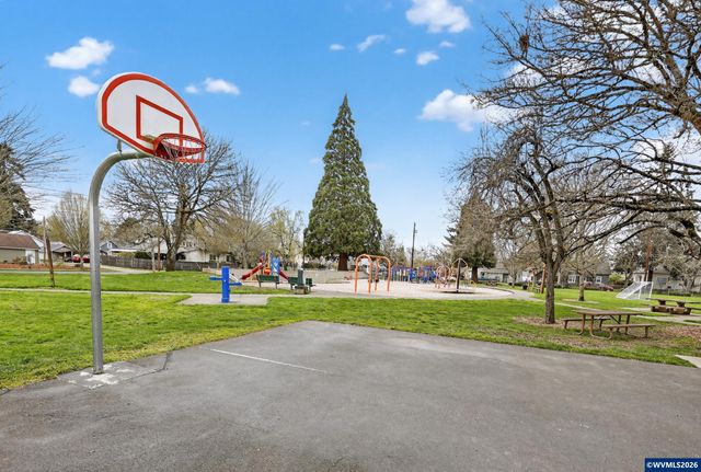 352 21st Av NE, Salem, OR 97301