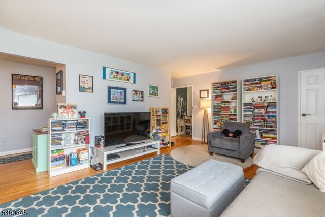 6 Colonial Dr E, Little Falls Twp., NJ 07424
