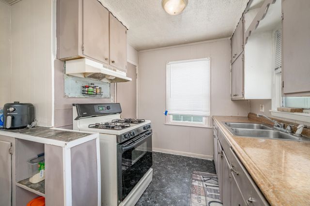 1432 S Meridian Ave, Wichita, KS 67213