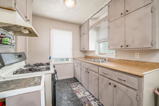 1432 S Meridian Ave, Wichita, KS 67213