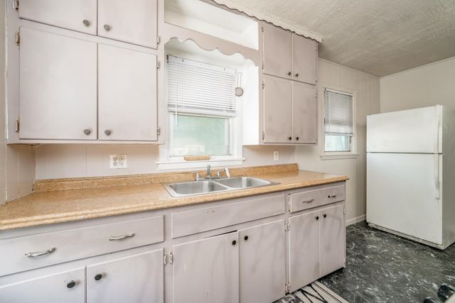 1432 S Meridian Ave, Wichita, KS 67213