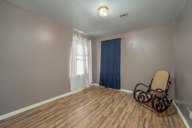 1432 S Meridian Ave, Wichita, KS 67213