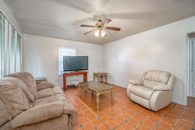 1432 S Meridian Ave, Wichita, KS 67213