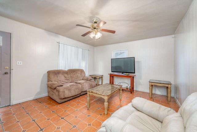 1432 S Meridian Ave, Wichita, KS 67213