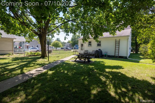 131 Starr Avenue, Waterford Charter Township, MI 48328