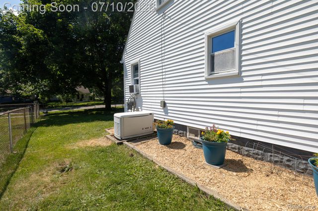 131 Starr Avenue, Waterford Charter Township, MI 48328