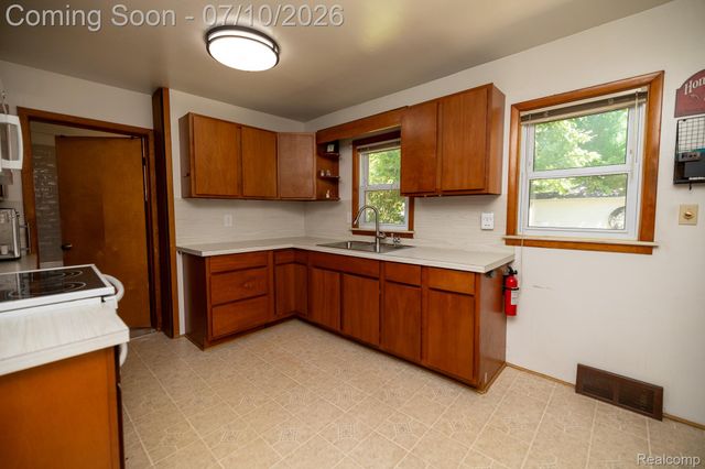 131 Starr Avenue, Waterford Charter Township, MI 48328
