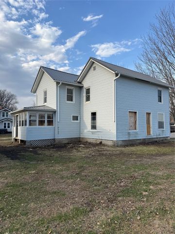 302 9th Street E, Vinton, IA 52349