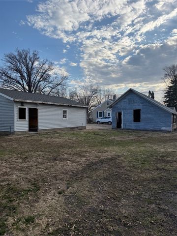 302 9th Street E, Vinton, IA 52349