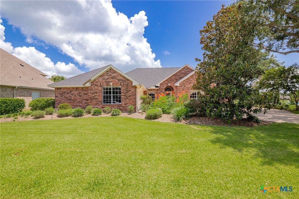307 Willow Way, Victoria, TX 77904