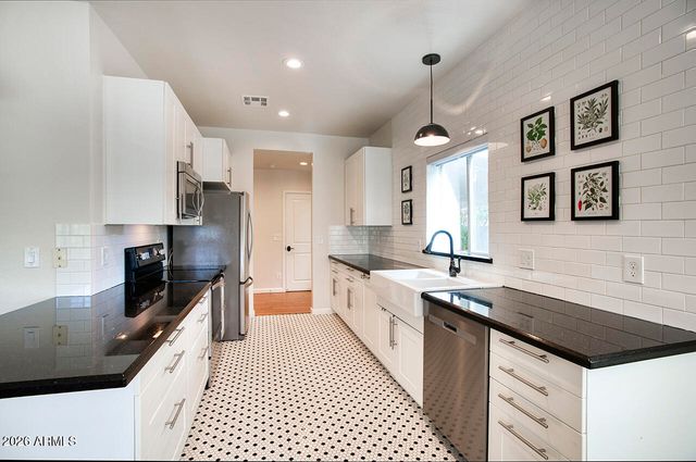 1550 E CHEERY LYNN Road, Phoenix, AZ 85014