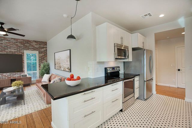 1550 E CHEERY LYNN Road, Phoenix, AZ 85014