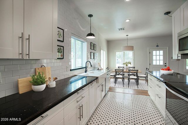 1550 E CHEERY LYNN Road, Phoenix, AZ 85014