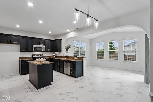 8644 N Deer Crossing Boulevard, Mccordsville, IN 46055