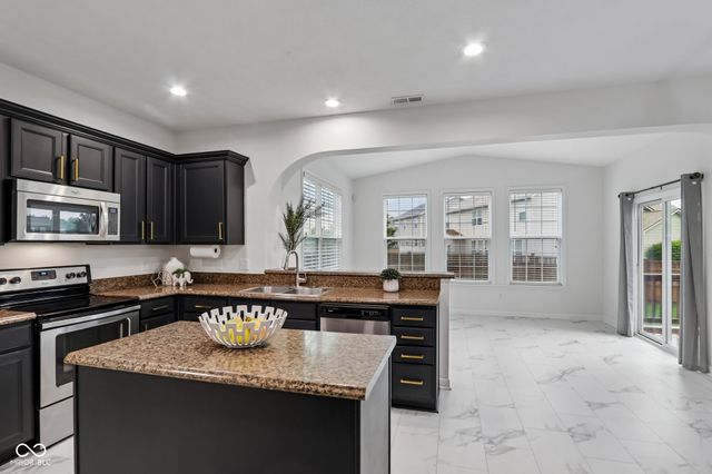 8644 N Deer Crossing Boulevard, Mccordsville, IN 46055