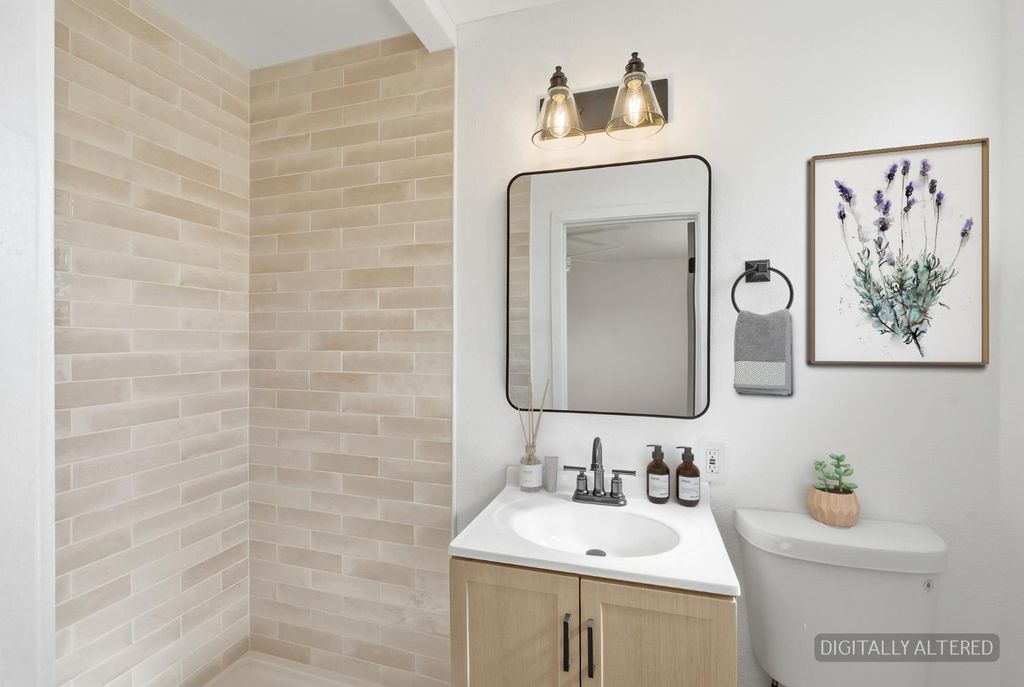 Image 24 of property listing at 505 W Pico Avenue, Clovis, CA 93612