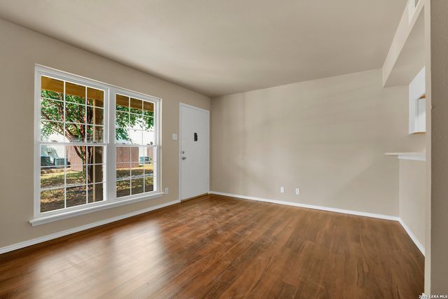 8702 Village Dr Apt 814, San Antonio, TX 78217