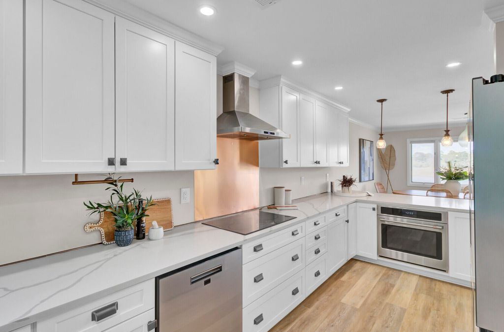 Image 10 of property listing at 150 Wappoo Creek Drive 11, Charleston, SC 29412