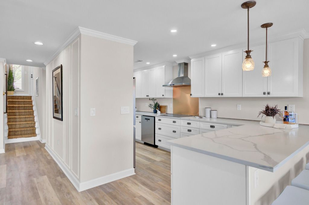 Image 11 of property listing at 150 Wappoo Creek Drive 11, Charleston, SC 29412