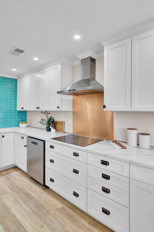 Image 13 of property listing at 150 Wappoo Creek Drive 11, Charleston, SC 29412