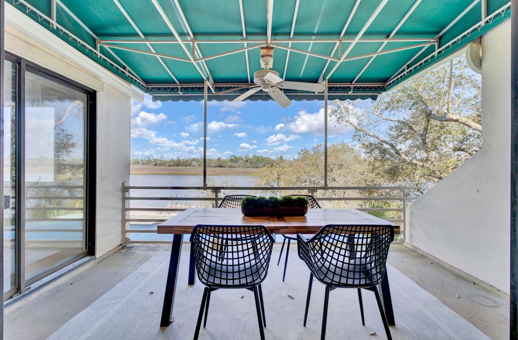 Image 15 of property listing at 150 Wappoo Creek Drive 11, Charleston, SC 29412