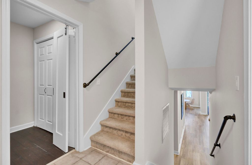 Image 20 of property listing at 150 Wappoo Creek Drive 11, Charleston, SC 29412