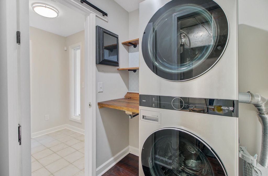 Image 21 of property listing at 150 Wappoo Creek Drive 11, Charleston, SC 29412