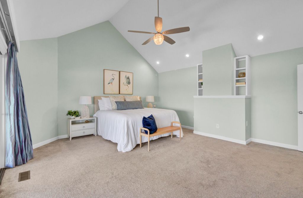 Image 26 of property listing at 150 Wappoo Creek Drive 11, Charleston, SC 29412