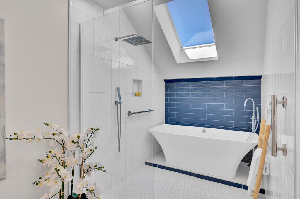 Image 31 of property listing at 150 Wappoo Creek Drive 11, Charleston, SC 29412