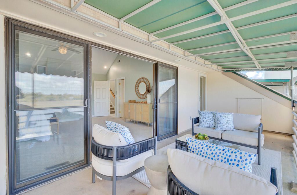 Image 34 of property listing at 150 Wappoo Creek Drive 11, Charleston, SC 29412