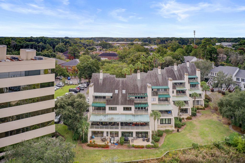 Image 39 of property listing at 150 Wappoo Creek Drive 11, Charleston, SC 29412