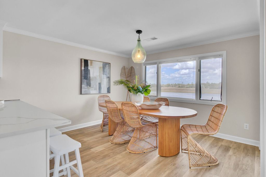 Image 5 of property listing at 150 Wappoo Creek Drive 11, Charleston, SC 29412