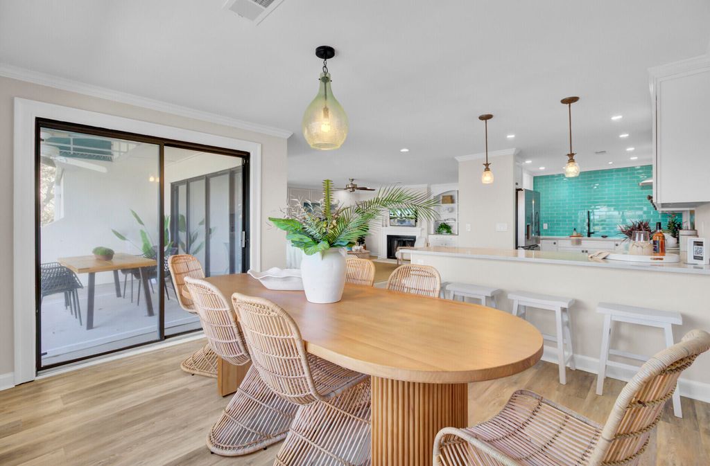 Image 6 of property listing at 150 Wappoo Creek Drive 11, Charleston, SC 29412