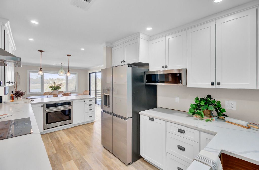 Image 9 of property listing at 150 Wappoo Creek Drive 11, Charleston, SC 29412