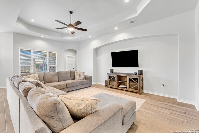 6870 Comanche Vw, San Antonio, TX 78233