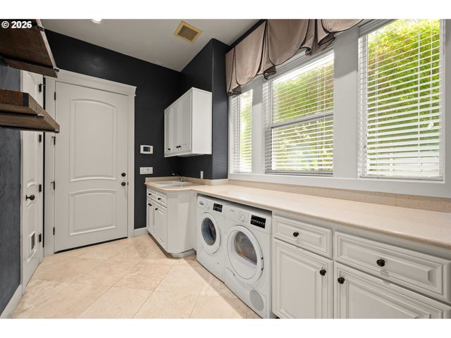 1695 CANOE RIDGE Way, Eugene, OR 97408