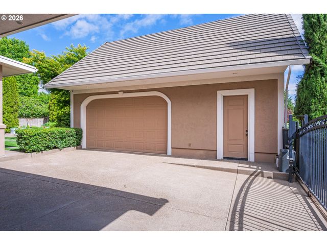 1695 CANOE RIDGE Way, Eugene, OR 97408