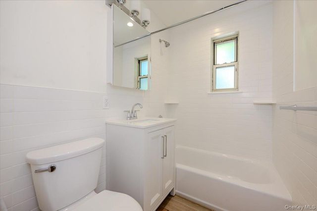 2 N Lewis Place 1.4B, Rockville Centre, NY 11570
