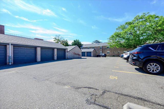 2 N Lewis Place 1.4B, Rockville Centre, NY 11570