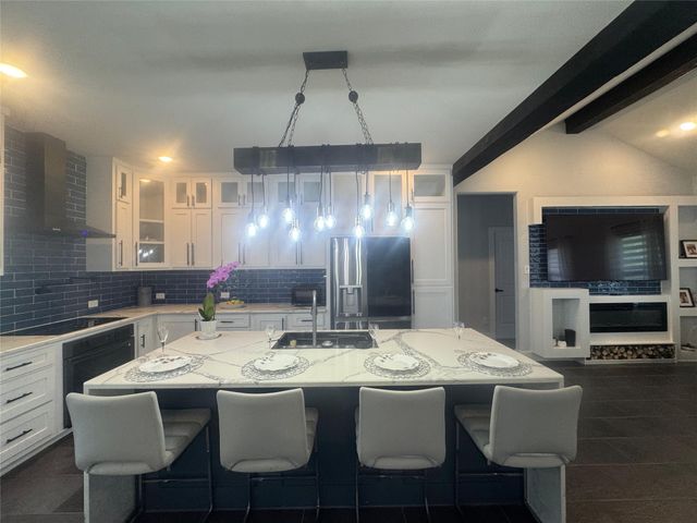 317 Lakeview Drive, Alvarado, TX 76009