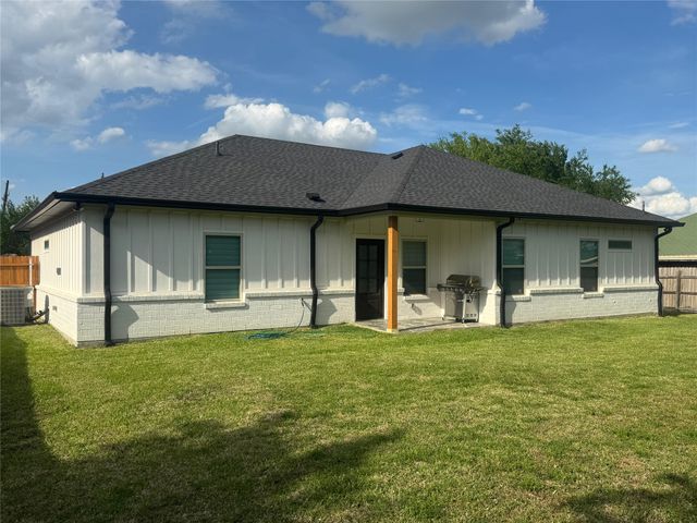 317 Lakeview Drive, Alvarado, TX 76009