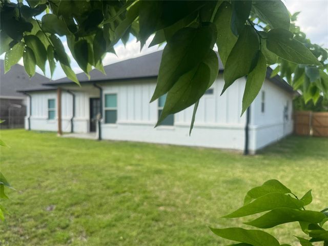 317 Lakeview Drive, Alvarado, TX 76009