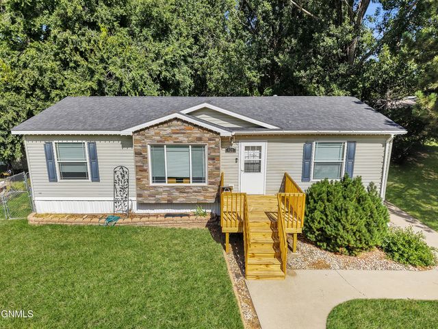 426 Dover Drive, Bismarck, ND 58504 property photo
