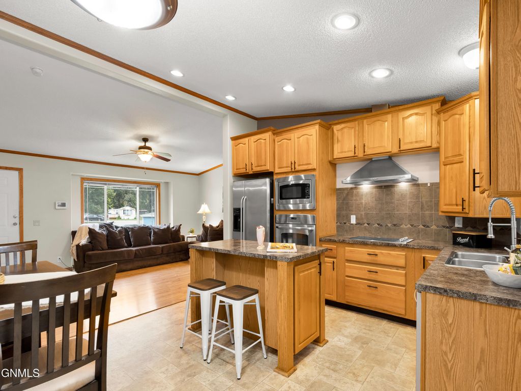 426 Dover Drive, Bismarck, ND 58504 photo 2