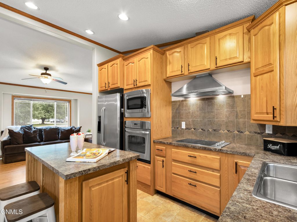 426 Dover Drive, Bismarck, ND 58504 photo 3