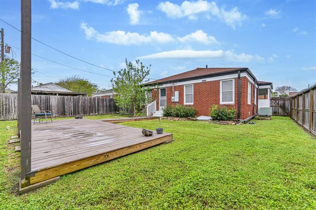 4909 Travis Drive, Galveston, TX 77551