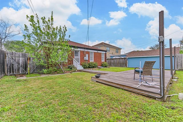 4909 Travis Drive, Galveston, TX 77551